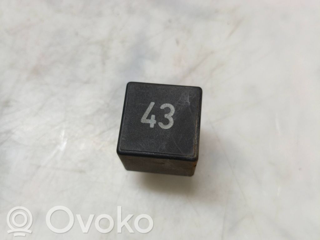 Volkswagen PASSAT B3 Inne przekaźniki 