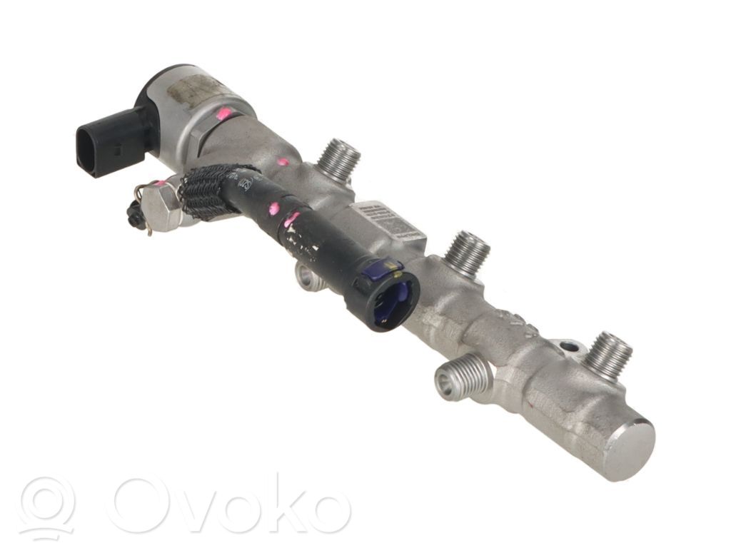 Volkswagen Touareg III Fuel injector supply line/pipe 