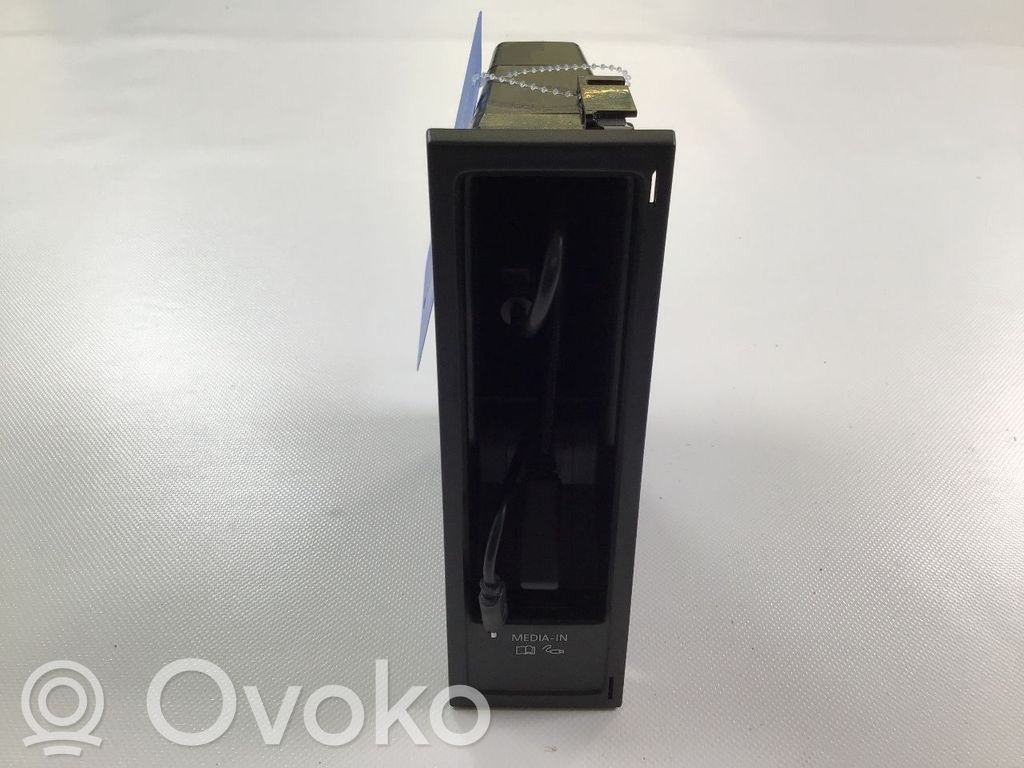Volkswagen PASSAT B7 USB socket connector 