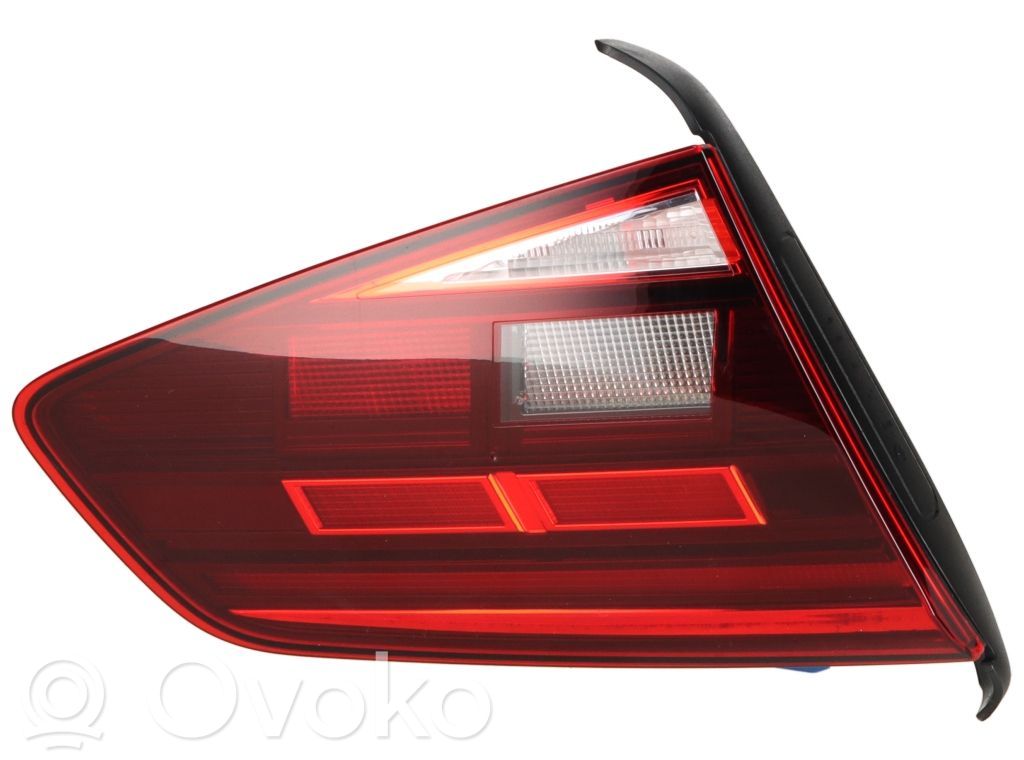 Volkswagen PASSAT B8 Lampy tylnej klapy bagażnika 