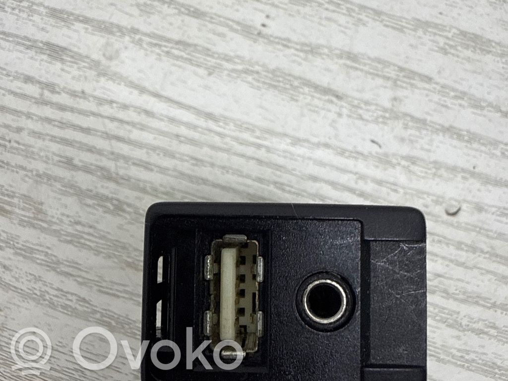 Toyota Avensis T270 USB socket connector 