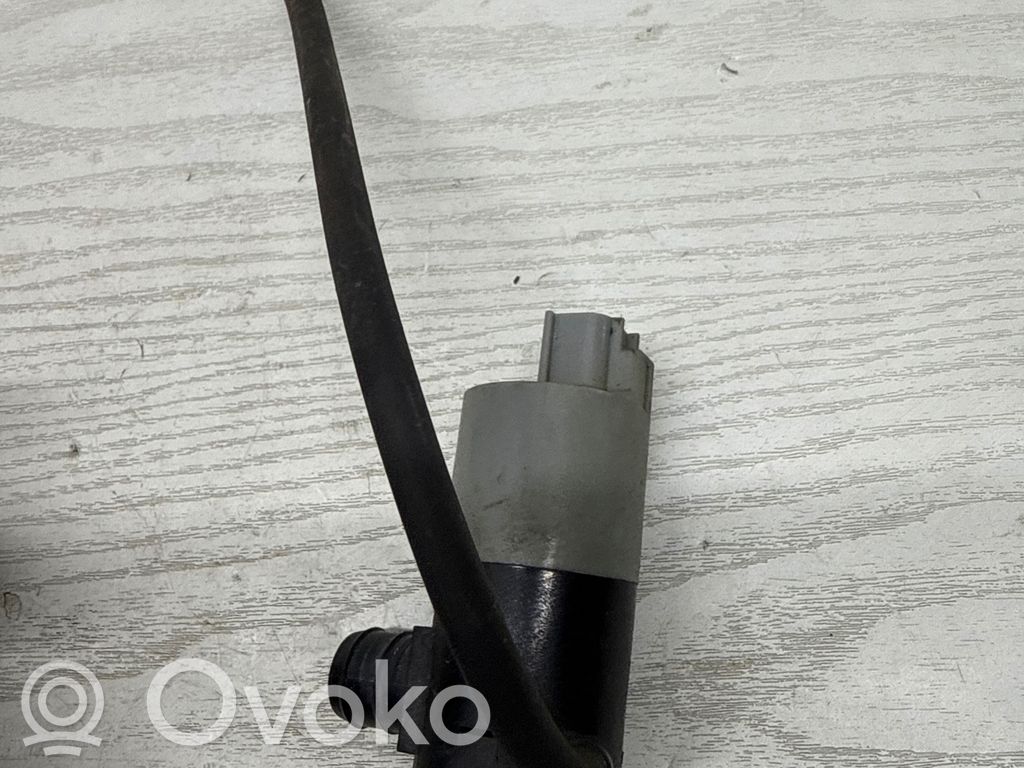 Toyota Avensis T270 Windscreen/windshield washer pump 