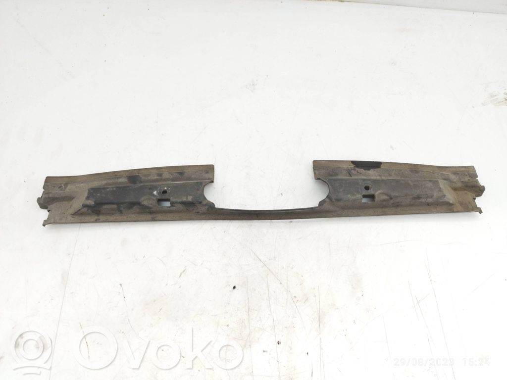 BMW 5 E60 E61 Kita variklio skyriaus detalė 
