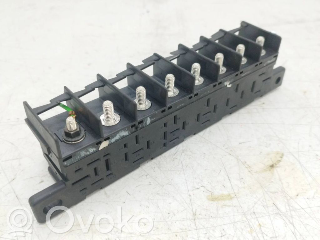 Audi A4 S4 B5 8D Releen moduulikiinnike 