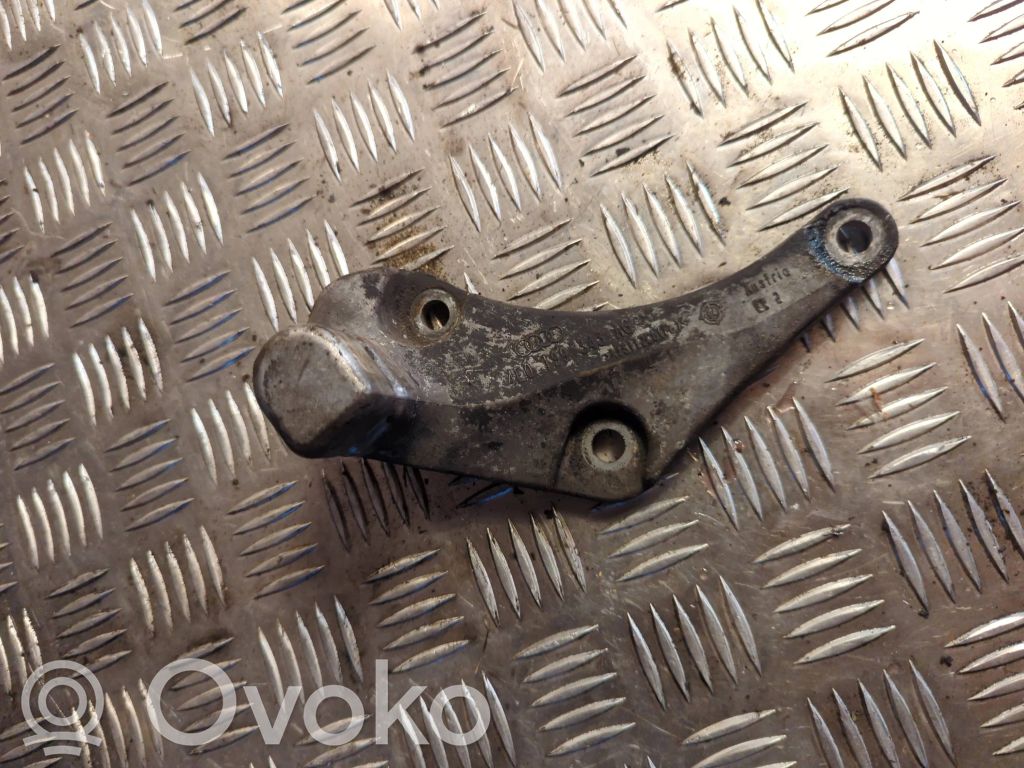 Audi A8 S8 D3 4E Engine mounting bracket 