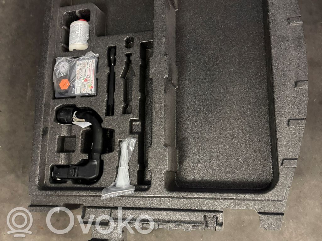 Jaguar E-Pace Tool box 