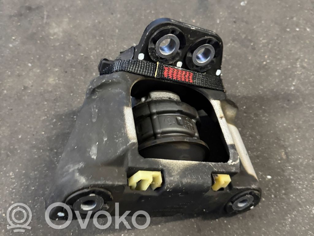 Volvo XC90 Engine mount bracket 