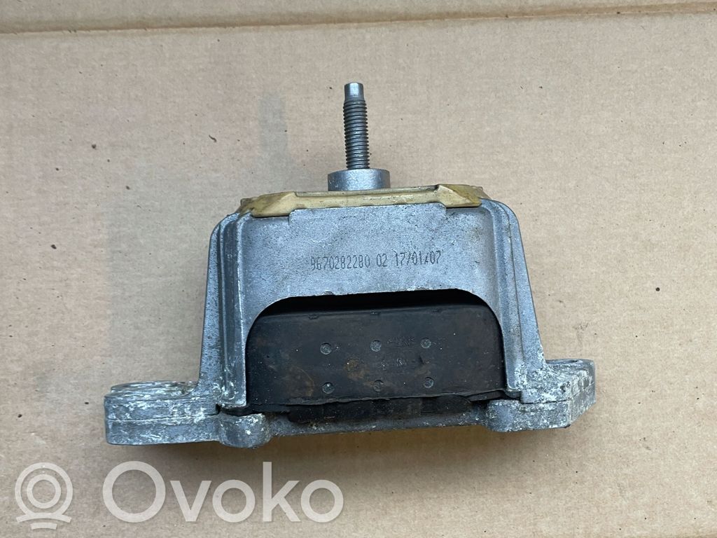 Peugeot 508 Engine mount bracket 