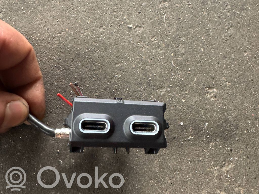 BMW 5 G60 G61 USB-pistokeliitin 
