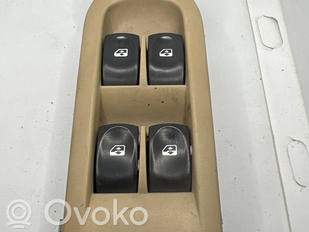 Electric window control switch   8200417848,32218W