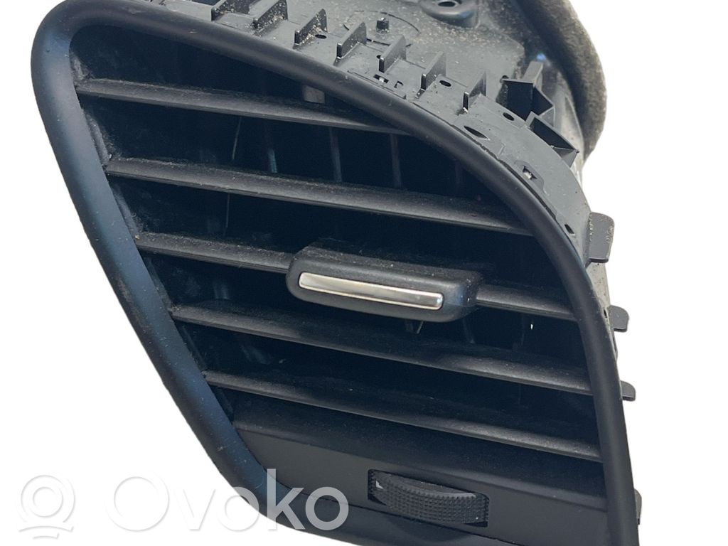 Audi A4 S4 B8 8K Boczna kratka nawiewu deski rozdzielczej 