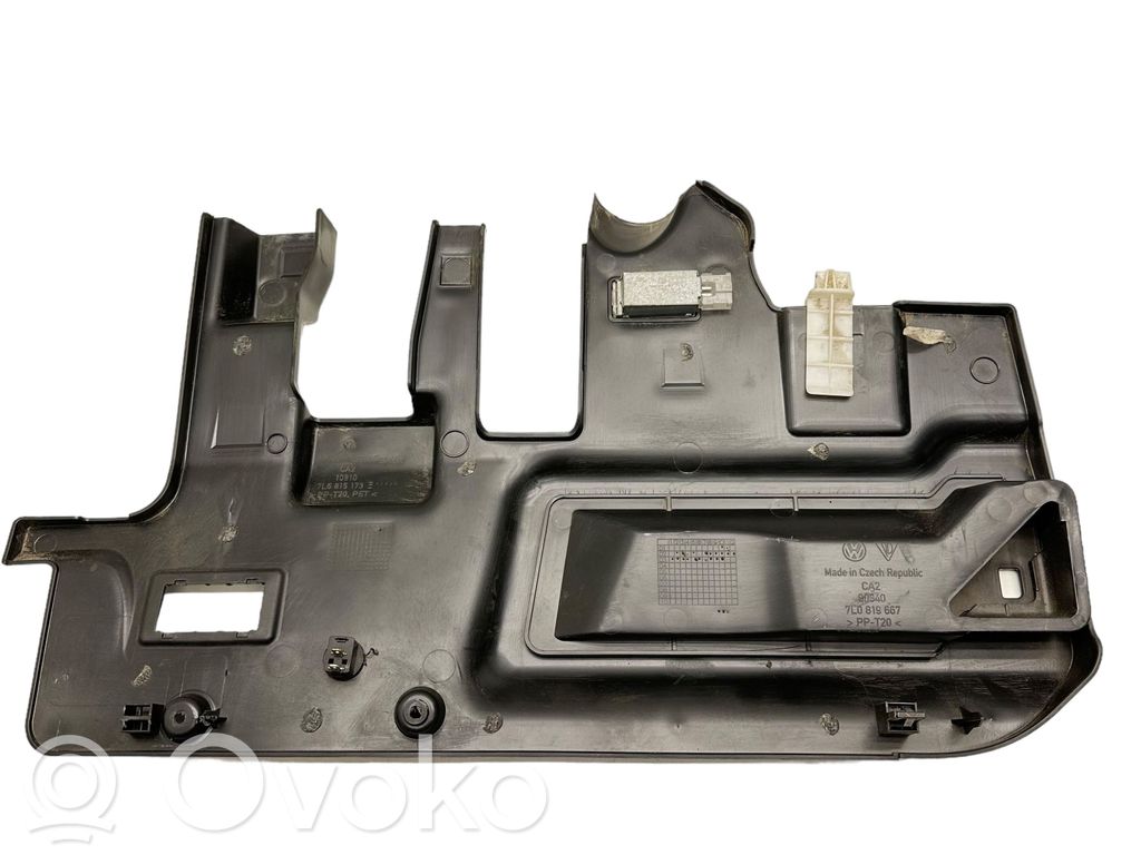 Volkswagen Touareg I Dashboard lower bottom trim panel 