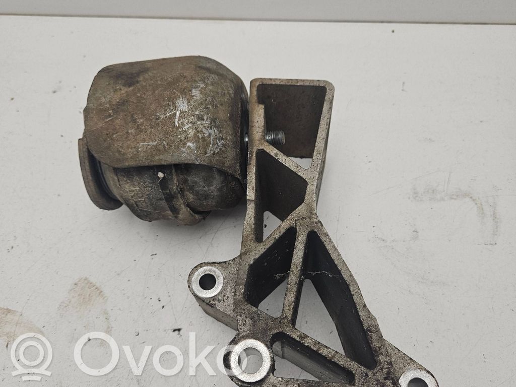 Volvo XC90 Engine mounting bracket 