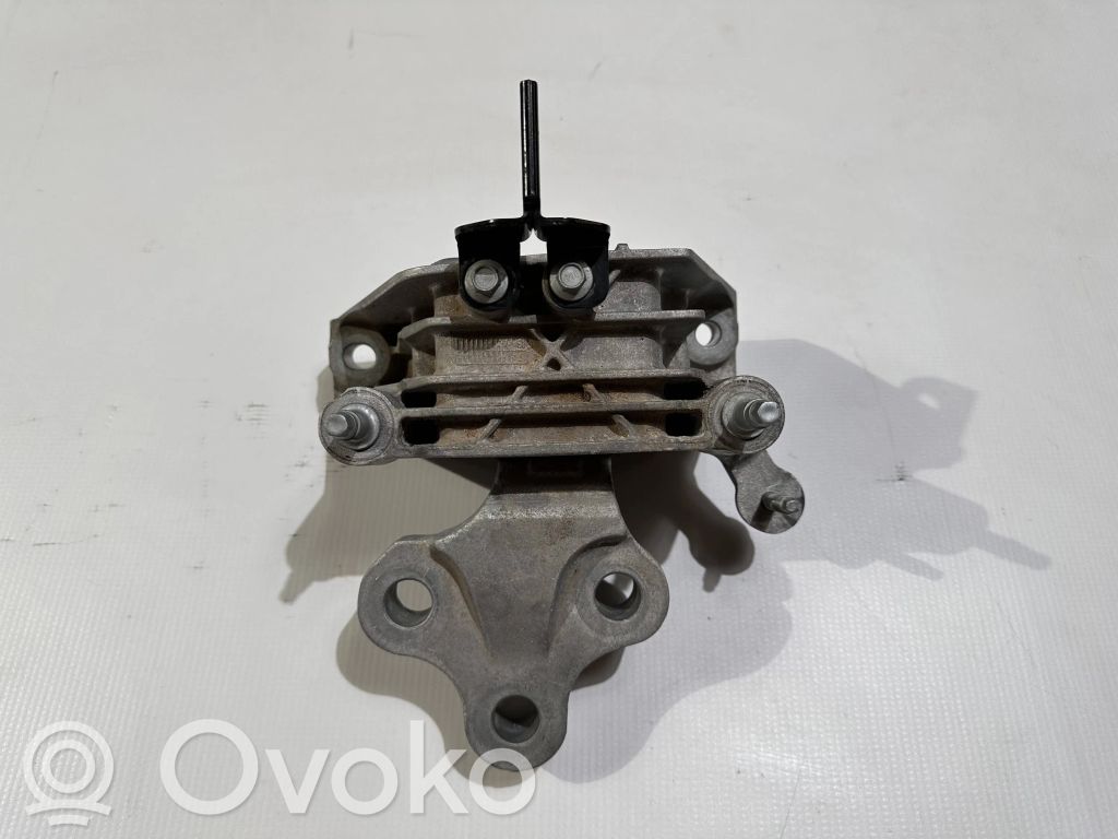 Chrysler Pacifica Engine mount bracket 