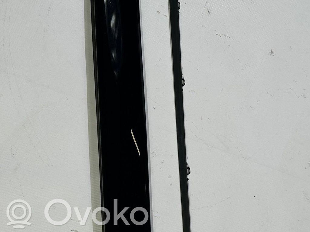 Ford Explorer VI Windshield trim 