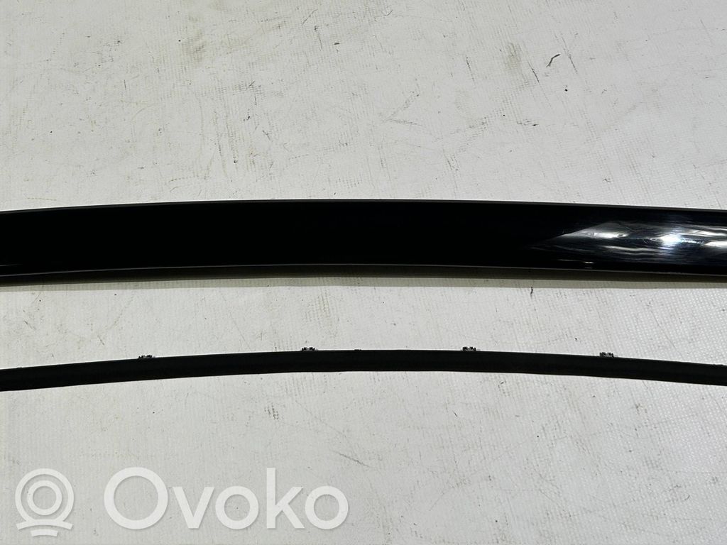 Ford Explorer VI Windshield trim 