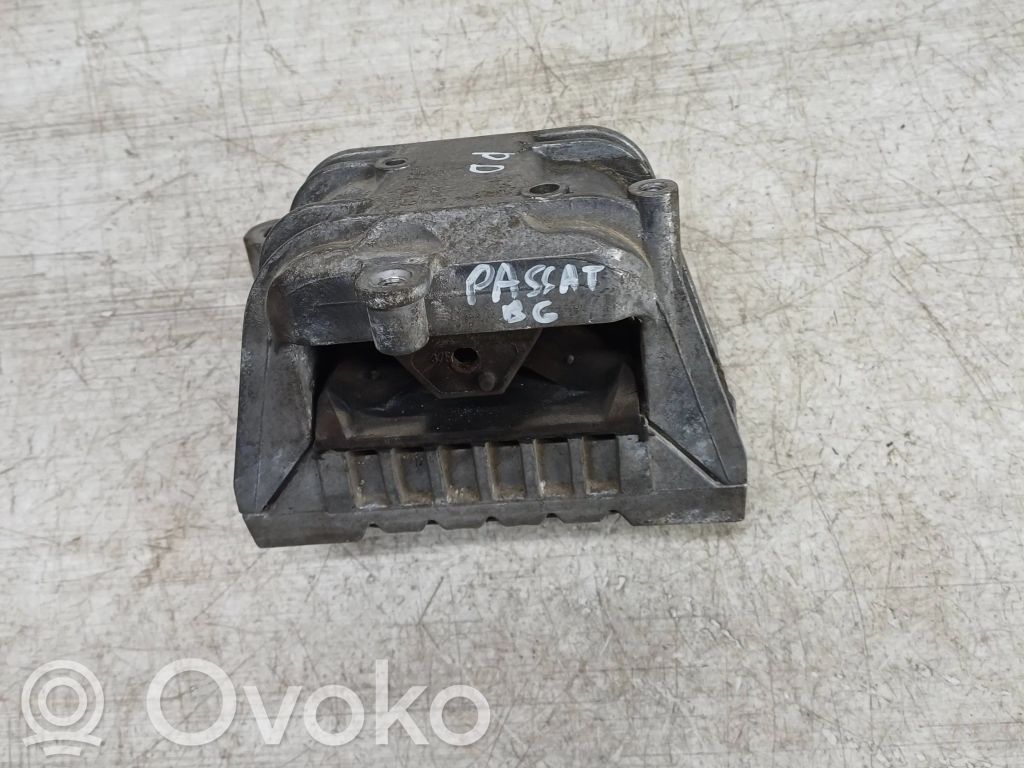 Volkswagen PASSAT B6 Engine mount bracket 