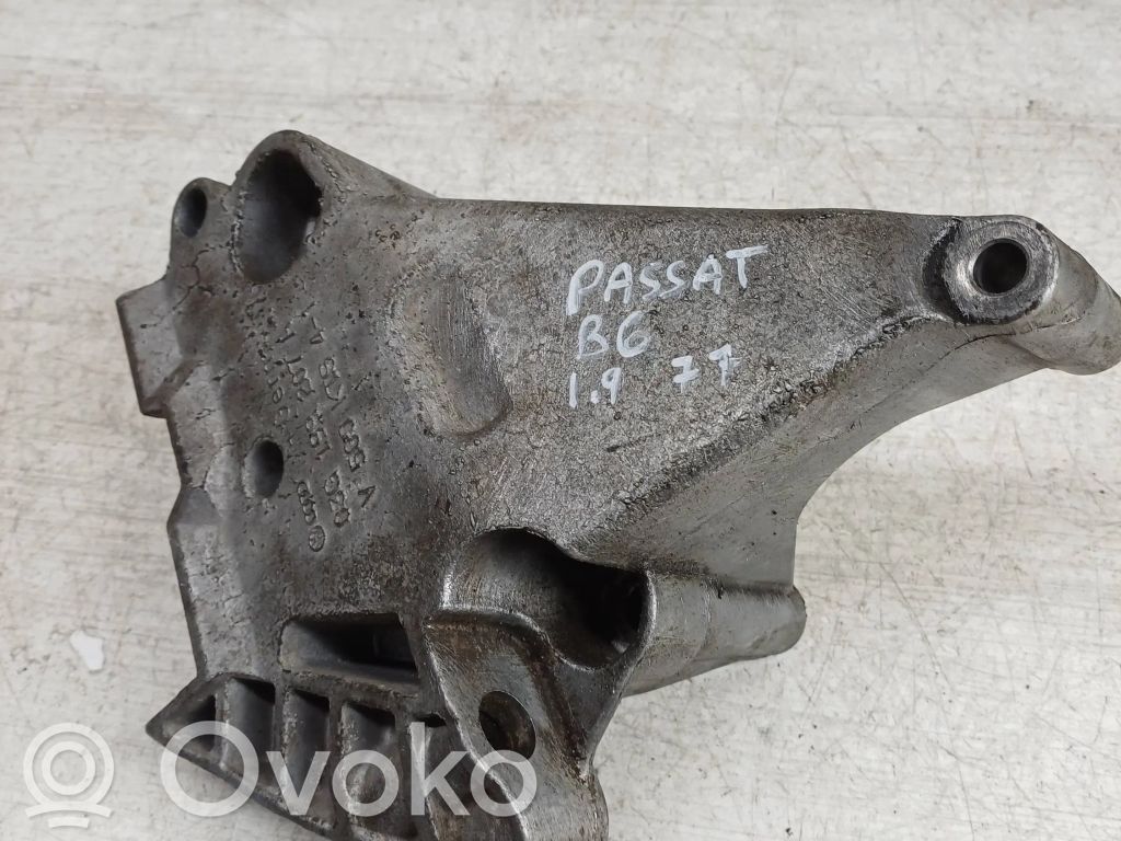 Volkswagen PASSAT B6 Engine mounting bracket 