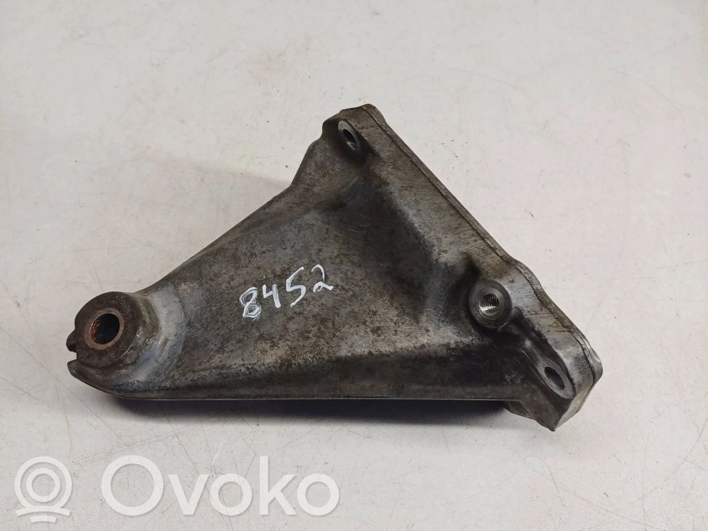 Mercedes-Benz C W203 Engine mounting bracket 