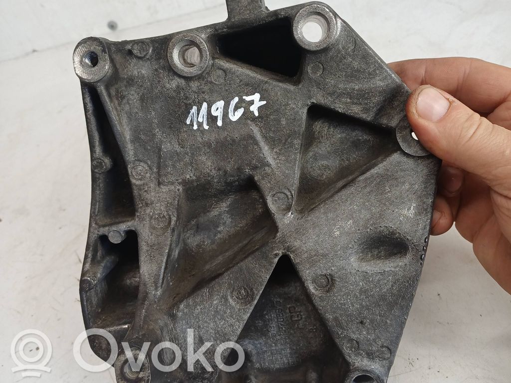 Opel Zafira B Engine mounting bracket 
