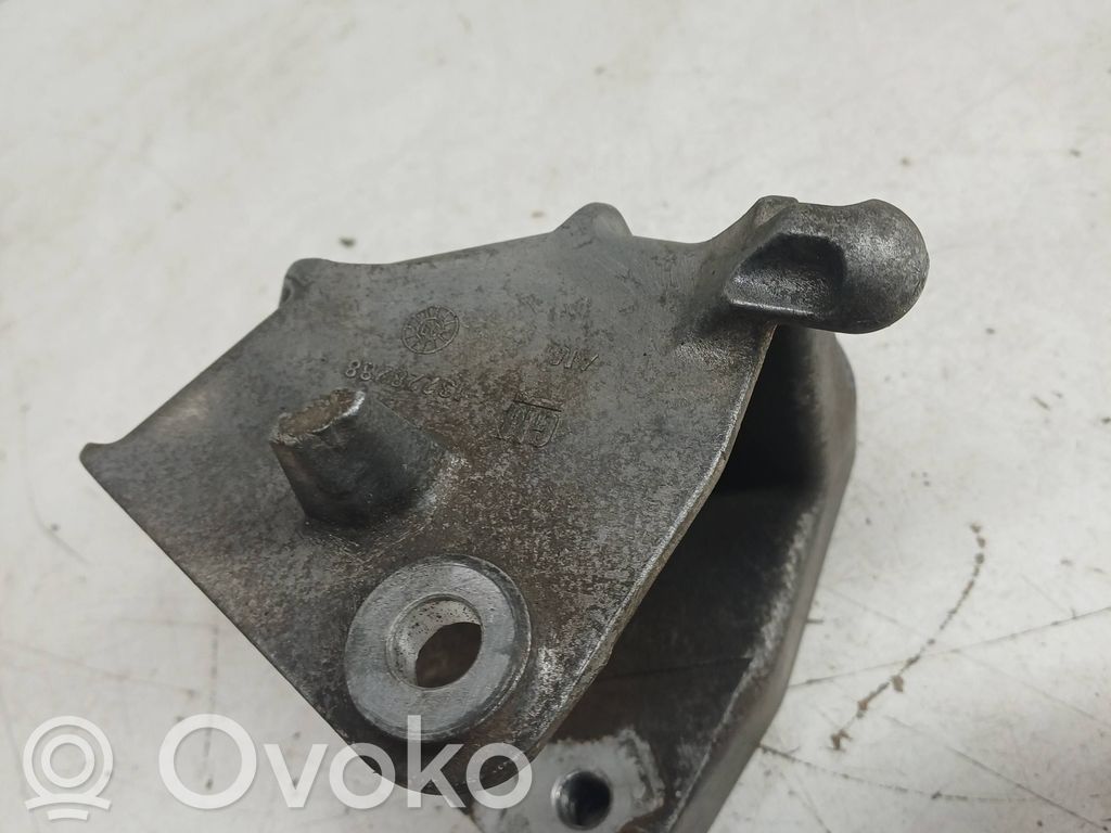 Opel Insignia A Engine mounting bracket 