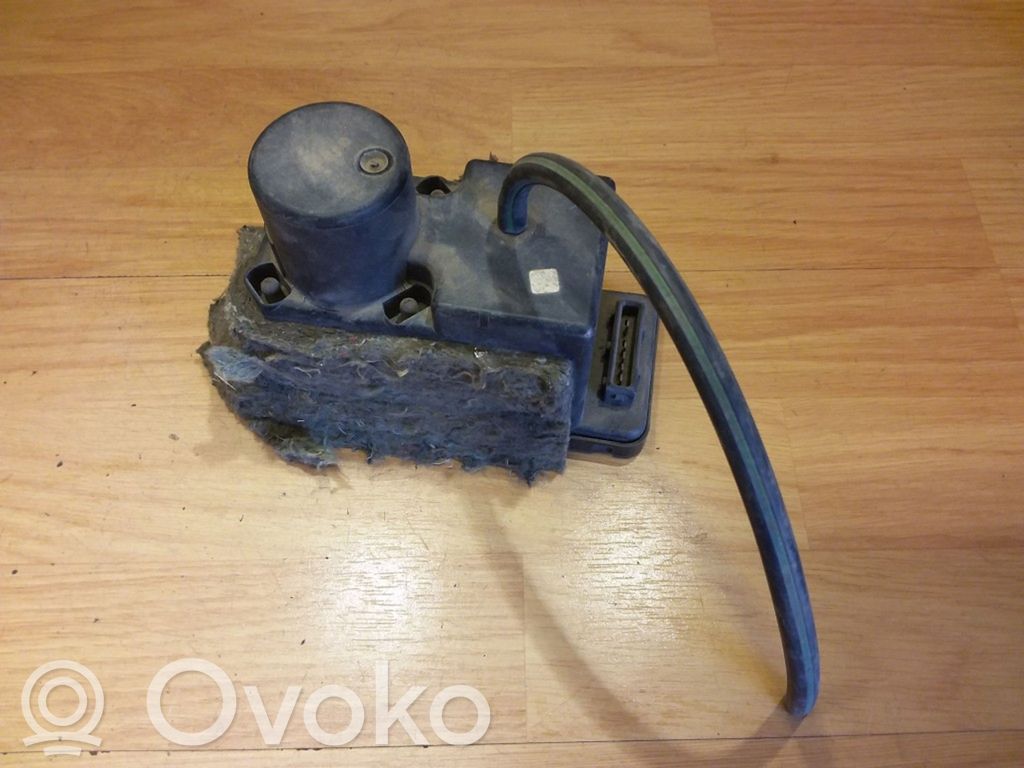 Audi 80 90 S2 B4 Central locking vacuum pump 