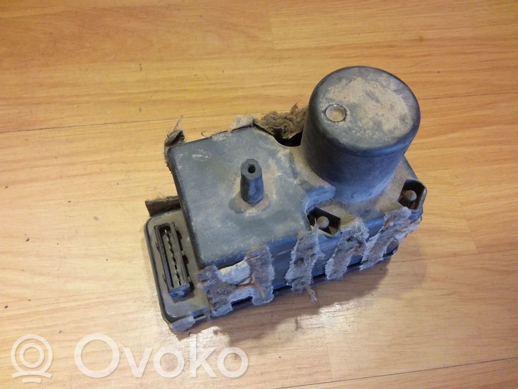 Audi 80 90 S2 B4 Central locking vacuum pump 