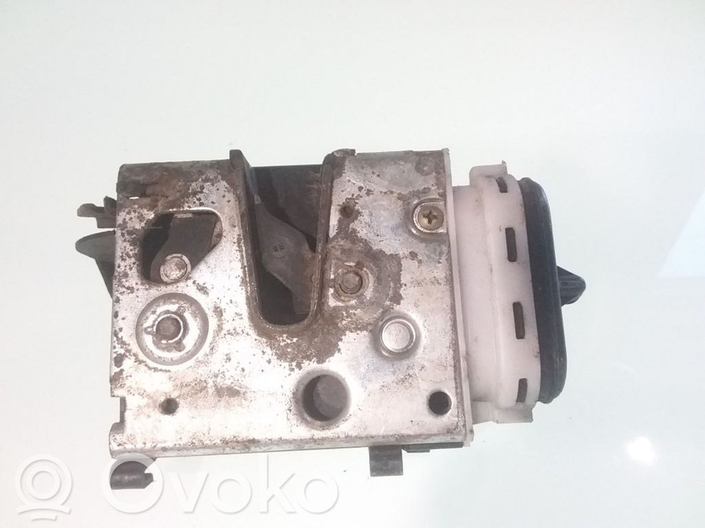Audi A4 S4 B5 8D Takaoven lukko 