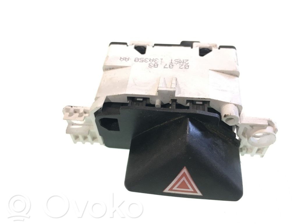 Ford Focus Botón interruptor de luz de peligro 