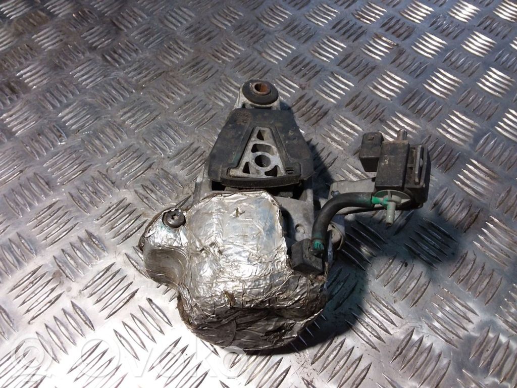 Peugeot 607 Engine mount bracket 