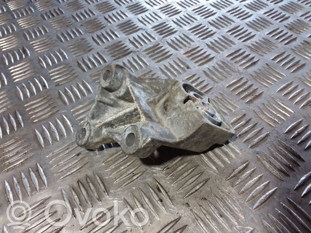 Volvo XC90 Engine mounting bracket 