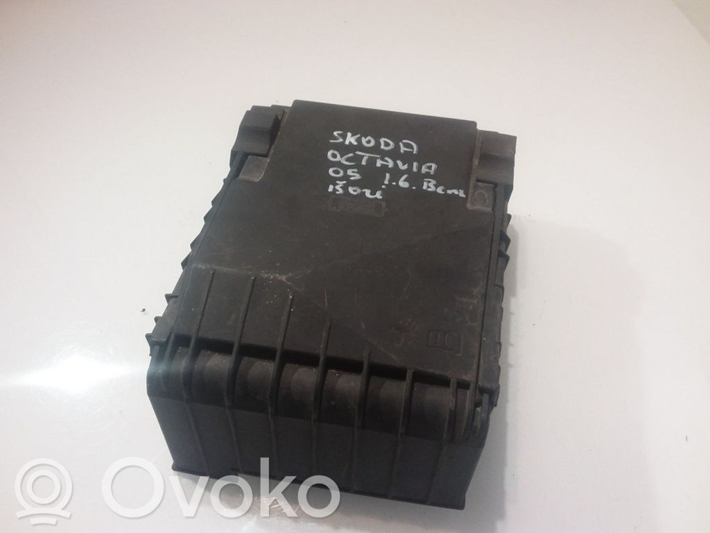 Skoda Octavia Mk2 (1Z) Fuse module 