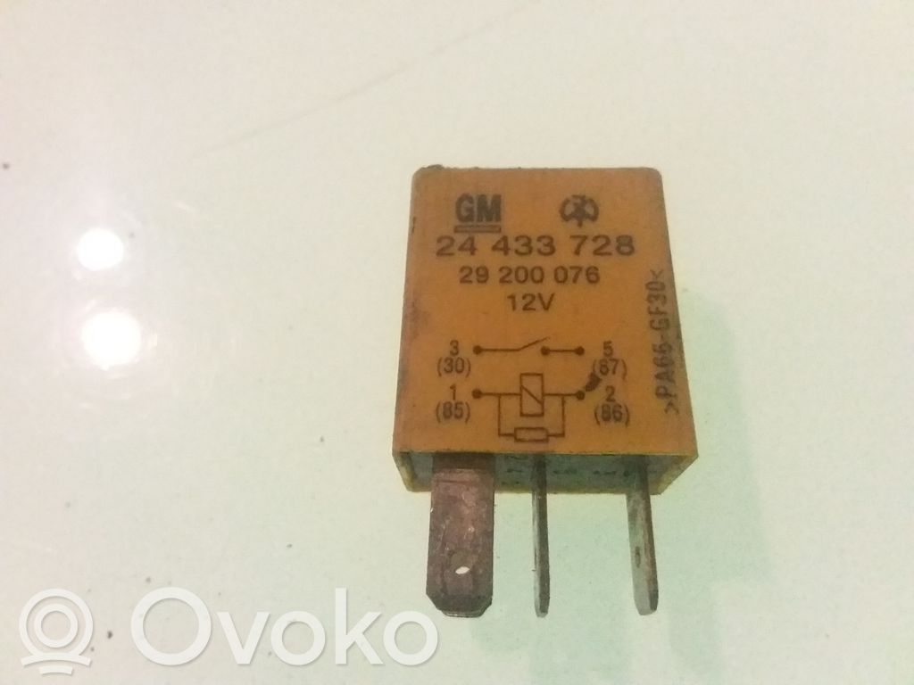 Audi A4 S4 B5 8D Kita rėlė 