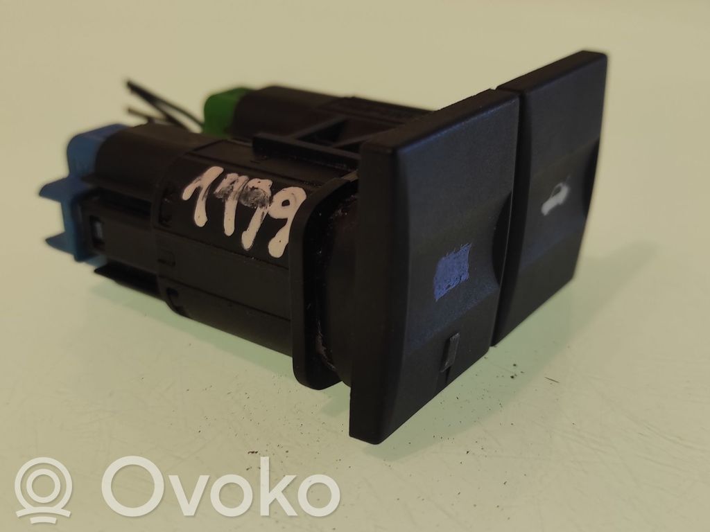 Ford Mondeo Mk III Tailgate opening switch 