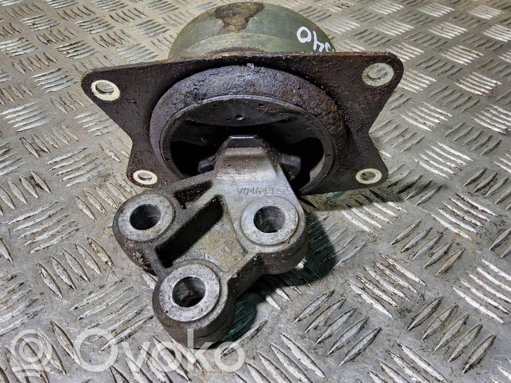 Engine mount bracket   V04643
