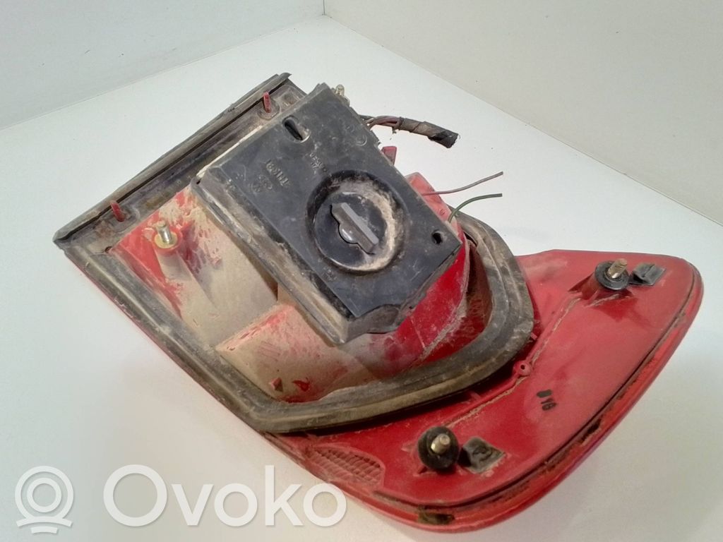 Audi 100 S4 C4 Aizmugurējais lukturis virsbūvē 