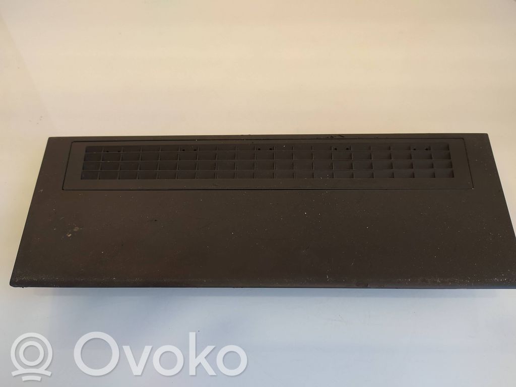 BMW 7 E65 E66 Lango oro grotelės 