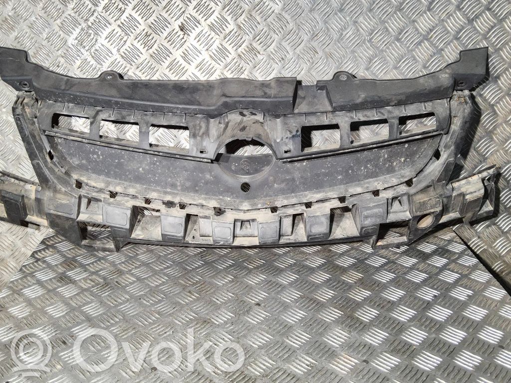 Opel Vectra C Etupuskurin ylempi jäähdytinsäleikkö 