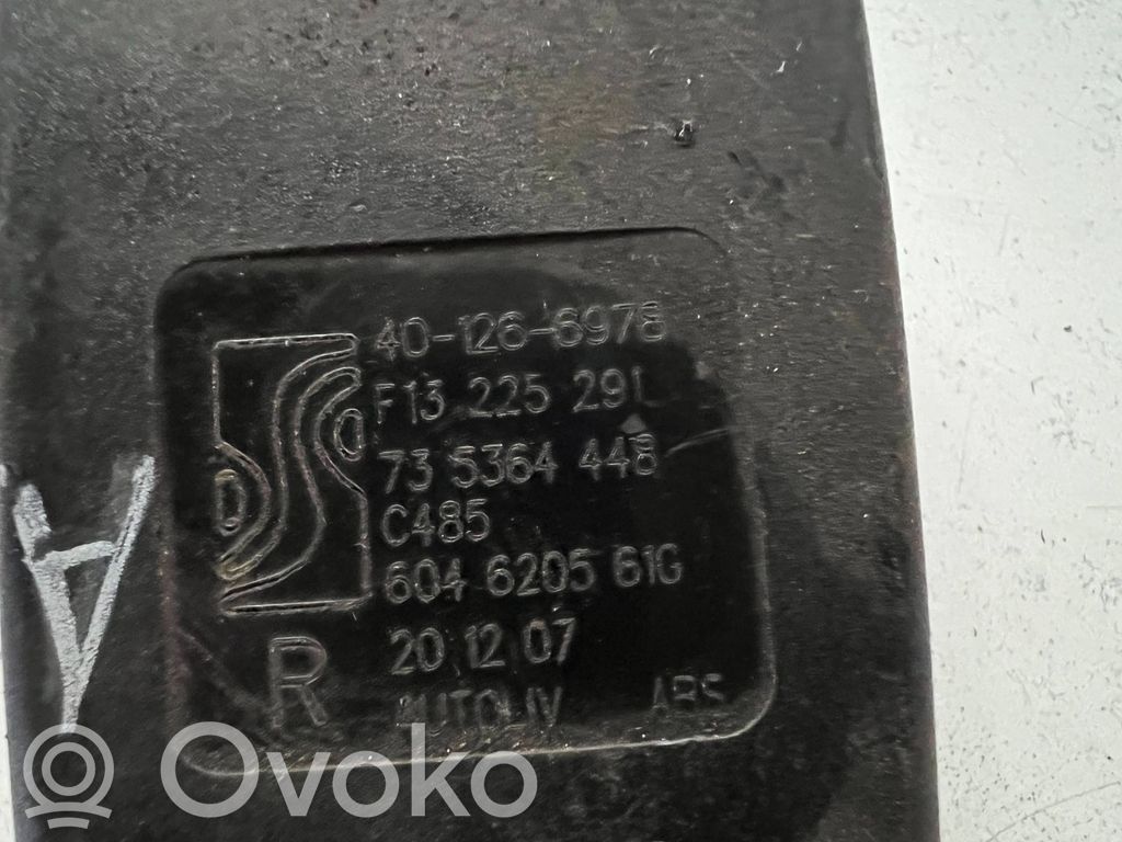 Opel Corsa D Klamra tylnego pasa bezpieczeństwa 