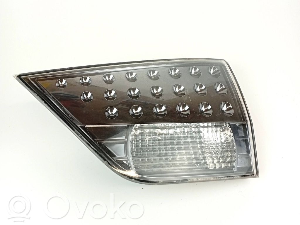 Mitsubishi Outlander Takaluukun takavalot 