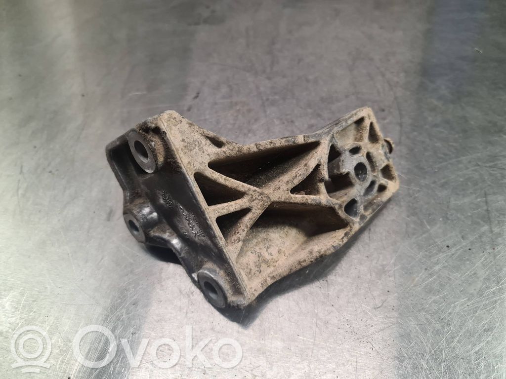 Volvo S80 Engine mounting bracket 