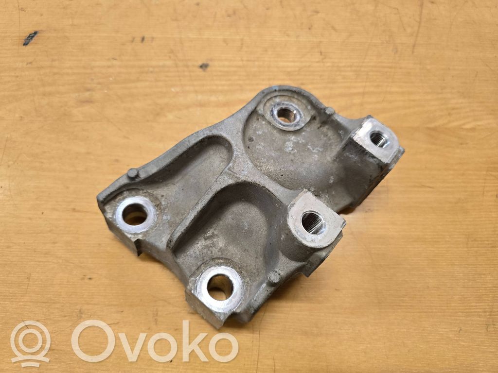 Honda CR-V Engine mounting bracket 