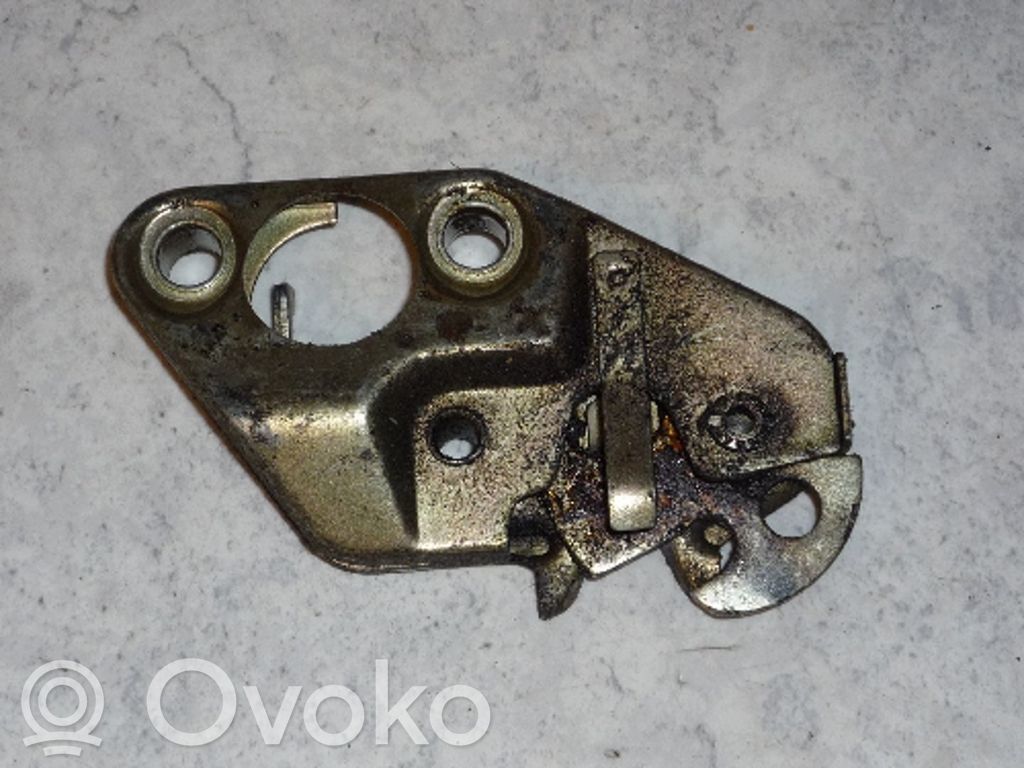 BMW 3 E30 Aizmugurējā pārsega slēdzene 