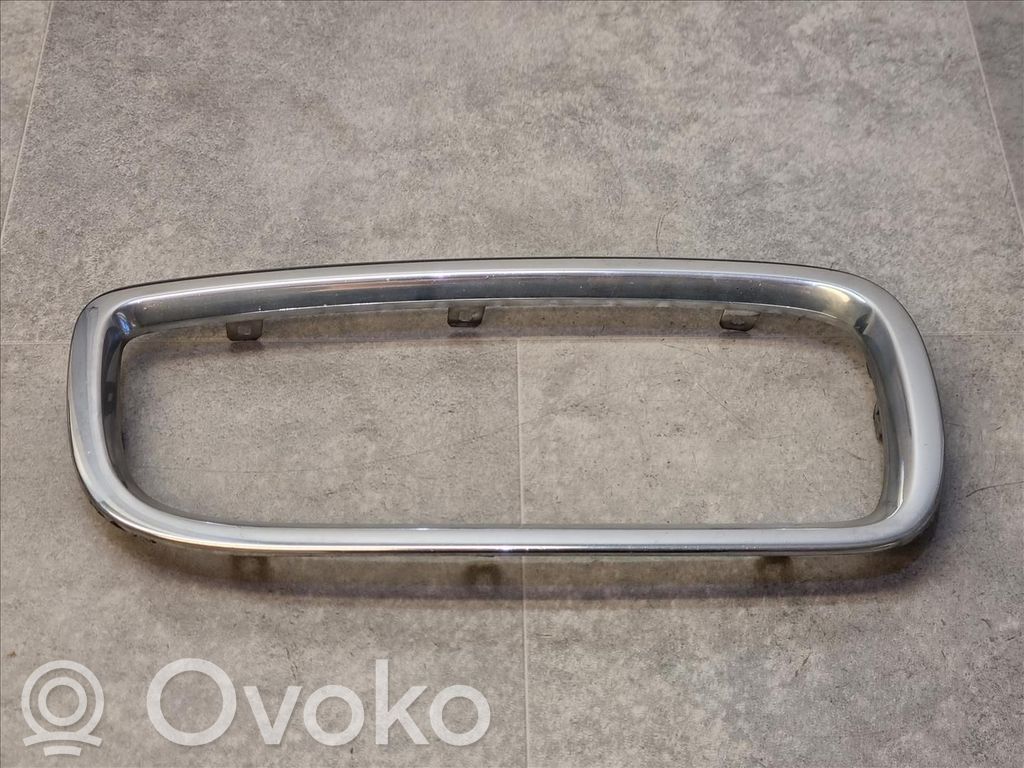 BMW 7 E65 E66 Augšējais režģis 