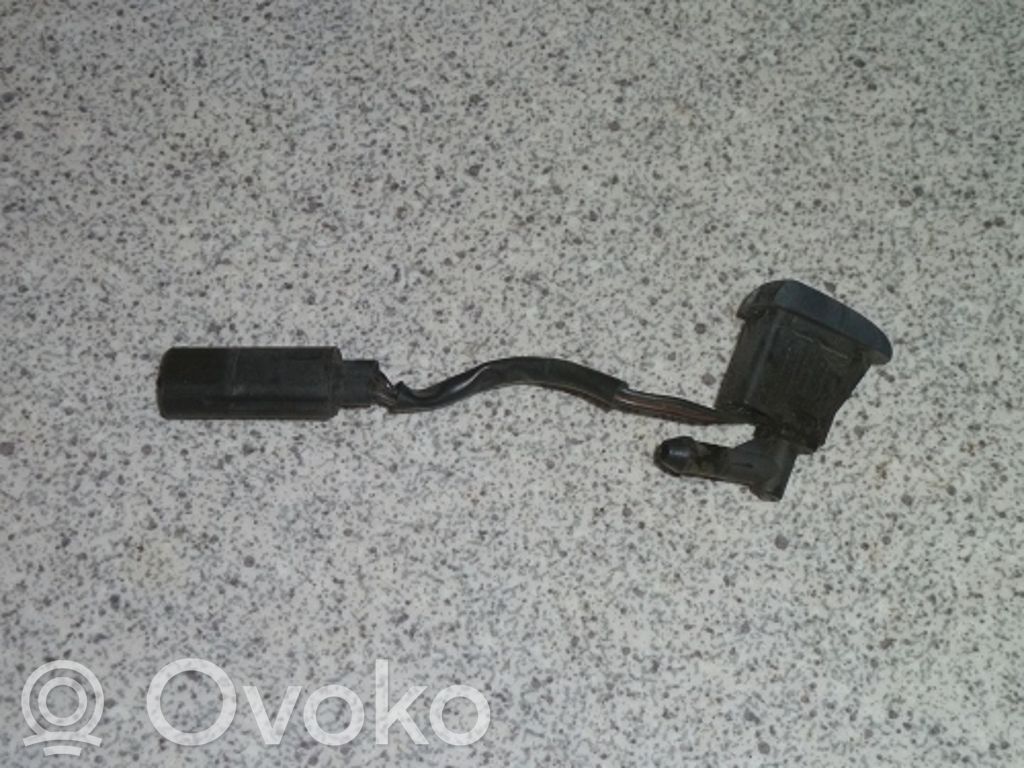 BMW X5 E53 Dysza spryskiwacza szyby przedniej / czołowej 