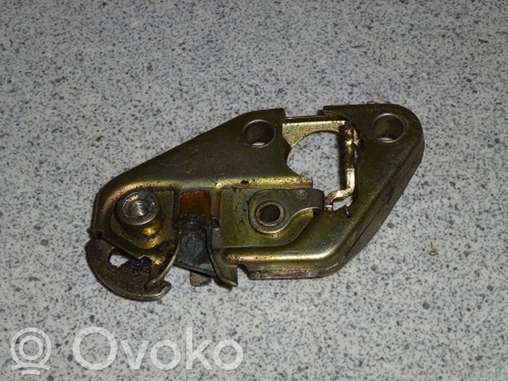 BMW 3 E30 Aizmugurējā pārsega slēdzene 