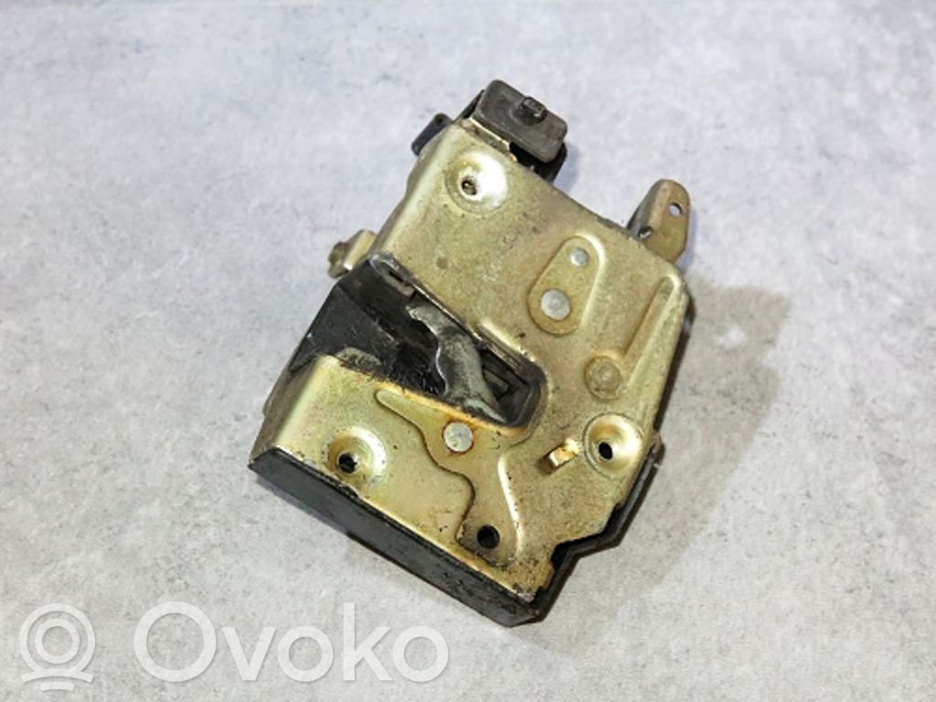 BMW 3 E30 Takaoven lukko 