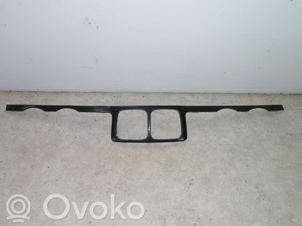 BMW 5 E34 Dzinēja pārsega dekoratīvais režģis 