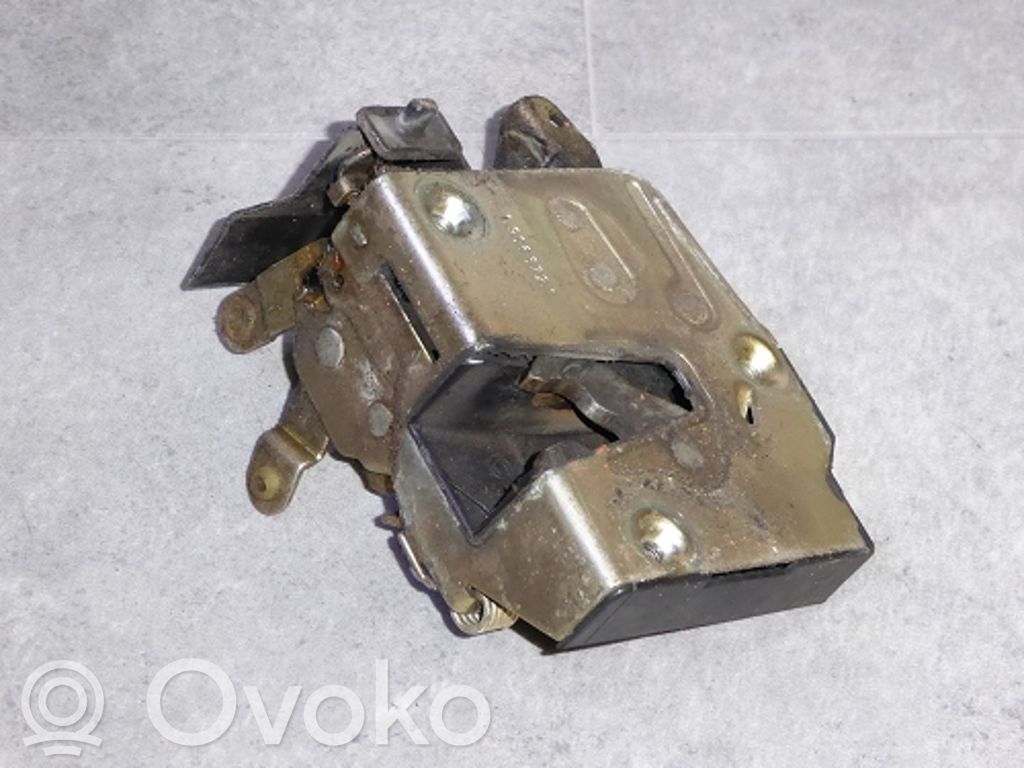 BMW 3 E30 Takaoven lukko 