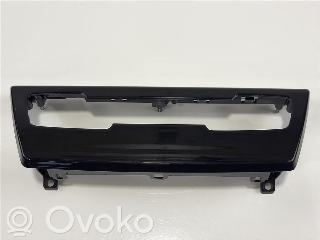 BMW 2 F46 Konsola środkowa / Radio / GPS 